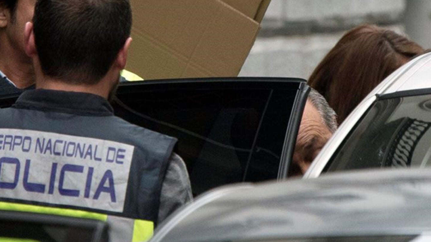 El alcalde de Granada entra en un veh&iacute;culo tras su detenci&oacute;n