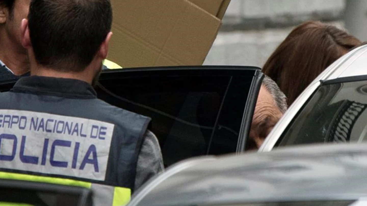 El alcalde de Granada entra en un vehículo tras su detención El alcalde de Granada entra en un vehículo tras su detención