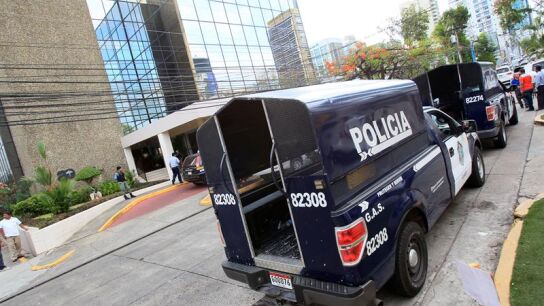Un furg&oacute;n de polic&iacute;a frente a la sede de Mossack Fonseca