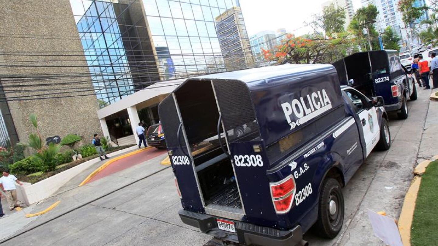 Un furg&oacute;n de polic&iacute;a frente a la sede de Mossack Fonseca
