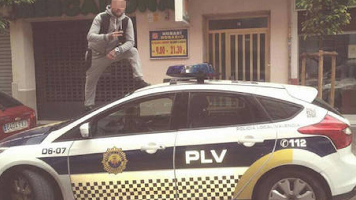 Imagen del individuo sobre el coche patrulla