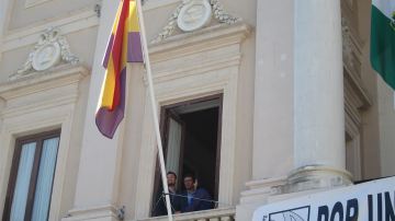 El alcalde de Cádiz defiende la legalidad del izado de la bandera republicana