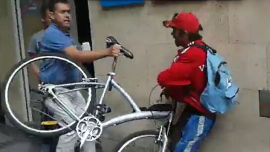 Imagen del momento en que un ciudadano intenta impedir el robo