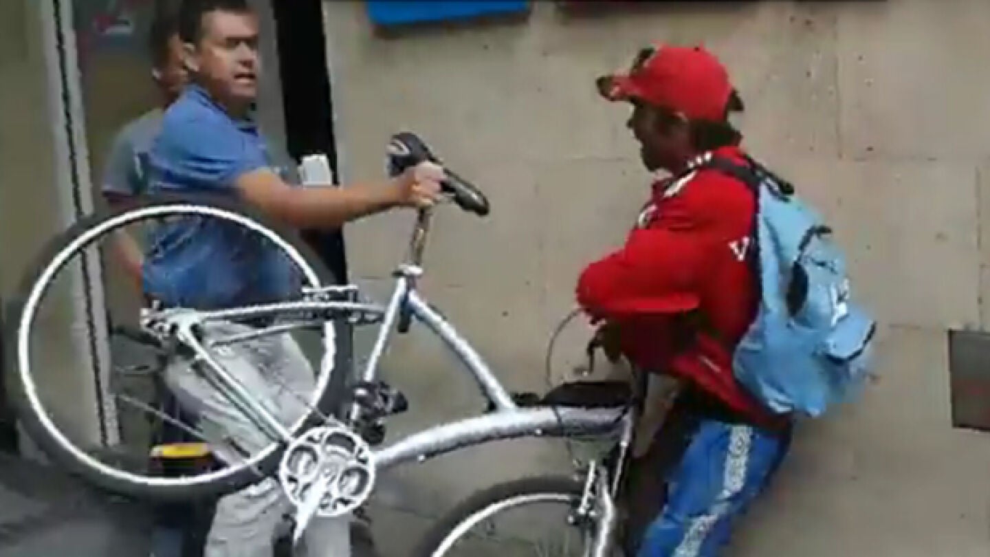 Imagen del momento en que un ciudadano intenta impedir el robo