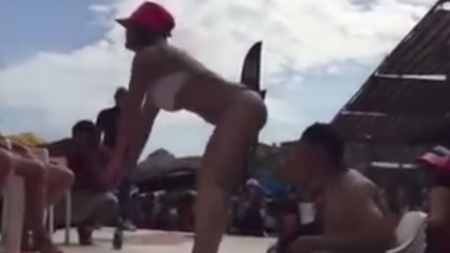 Captura donde la maestra bailaba para un chico