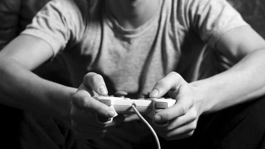 Un chico jugando a videojuegos Un chico jugando a videojuegos