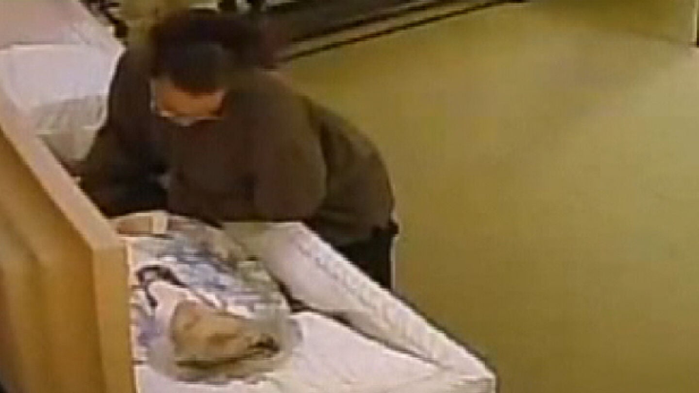 Momento en que la mujer roba el anilllo a la muerta