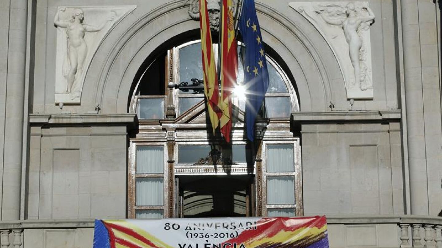 Pancarta de homenaje a la Rep&uacute;blica en el Ayuntamiento de Valencia