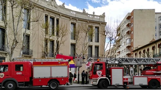 Coches de bomberos retiran una bandera de la República Coches de bomberos retiran una bandera de la República