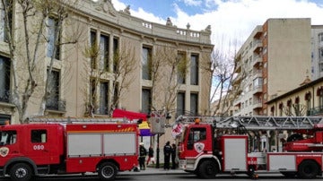 Coches de bomberos retiran una bandera de la República