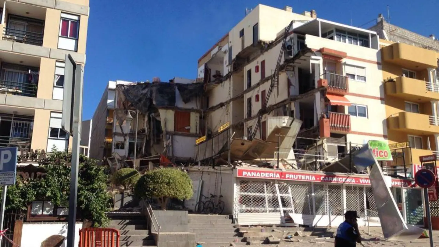 Edificio de viviendas desplomado en Tenerife Edificio de viviendas desplomado en Tenerife