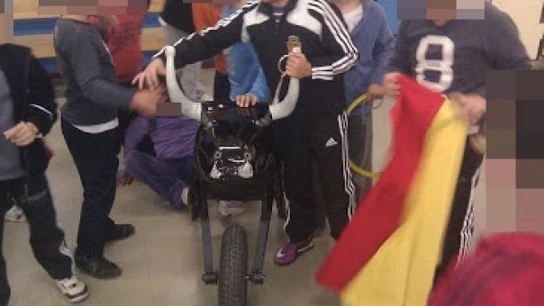 Alumnos del CEIP Camón Aznar con un carretón Alumnos del CEIP Camón Aznar con un carretón