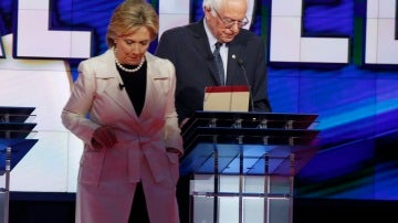 Hillary Clinton y Bernie Sanders durante un debate