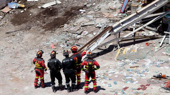 Los servicios de rescate contin&uacute;an las labores de desescombro