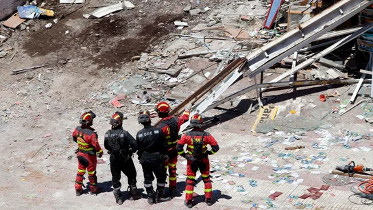 Los servicios de rescate continúan las labores de desescombro Los servicios de rescate continúan las labores de desescombro
