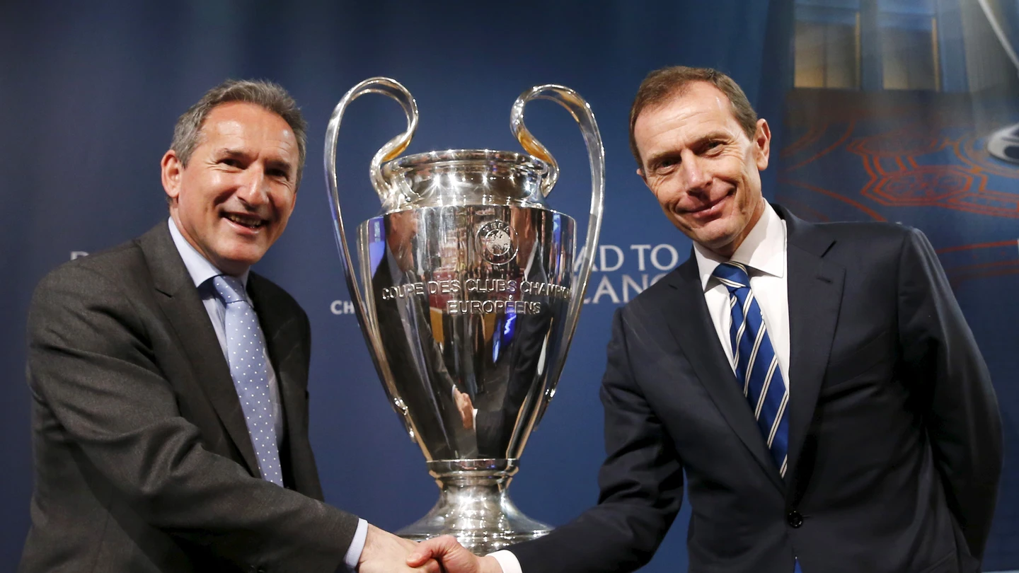 Txiki Begiristain y Butragueño posan junto a la Champions Txiki Begiristain y Butragueño posan junto a la Champions