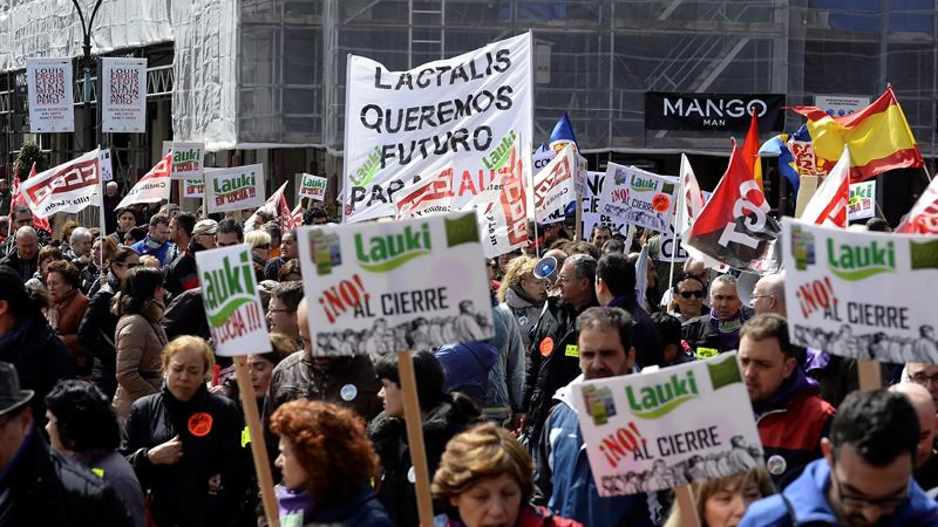 Miles de personas se manifiestan en Valladolid contra el cierre de Lauki y Dulciora