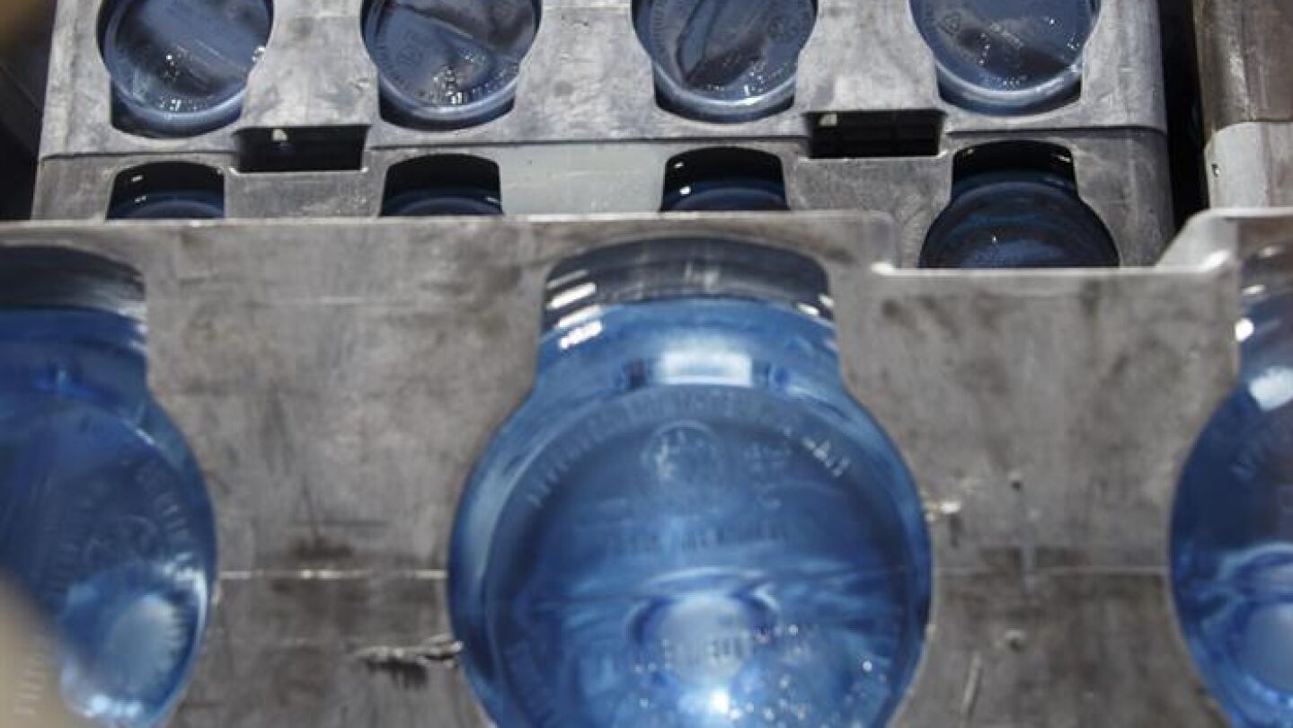 Detalle de un cami&oacute;n cargado con agua embotellada