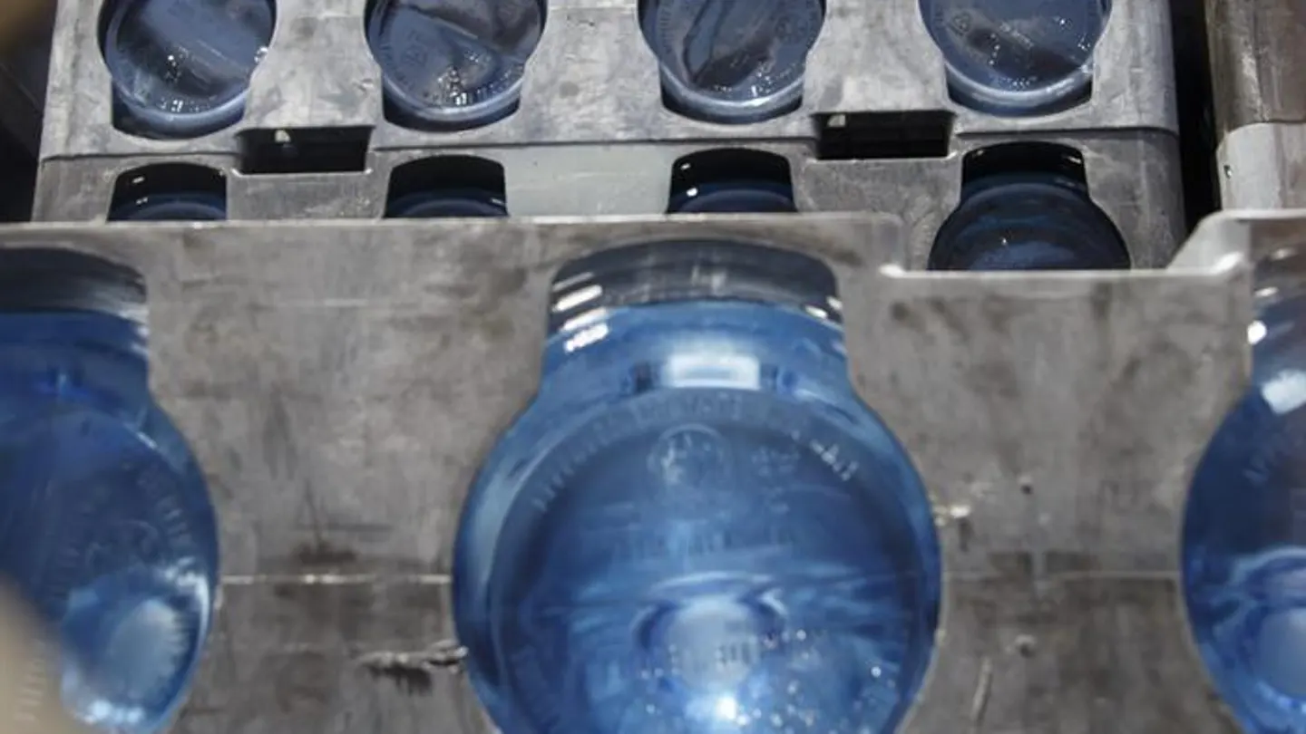 Detalle de un camión cargado con agua embotellada Detalle de un camión cargado con agua embotellada