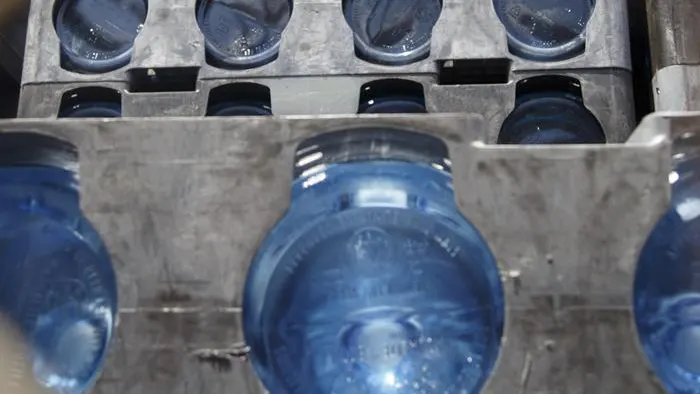 Detalle de un cami&oacute;n cargado con agua embotellada