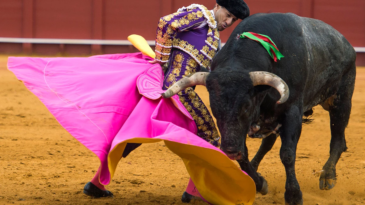 Rafaelillo corta la última oreja a una endeble corrida de Miura