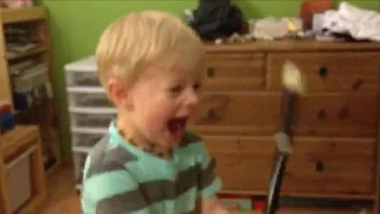 La divertida reacción de un niño sordo tras tocar la flauta por primera vez se vuelve viral La divertida reacción de un niño sordo tras tocar la flauta por primera vez se vuelve viral