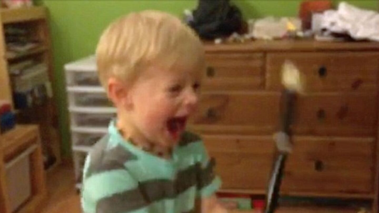 La divertida reacci&oacute;n de un ni&ntilde;o sordo tras tocar la flauta por primera vez se vuelve viral
