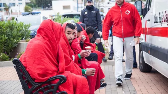 Los 21 inmigrantes de origen magrebí que viajaban en una patera, localizada y rescatada por Salvamento Marítimo Los 21 inmigrantes de origen magrebí que viajaban en una patera, localizada y rescatada por Salvamento Marítimo