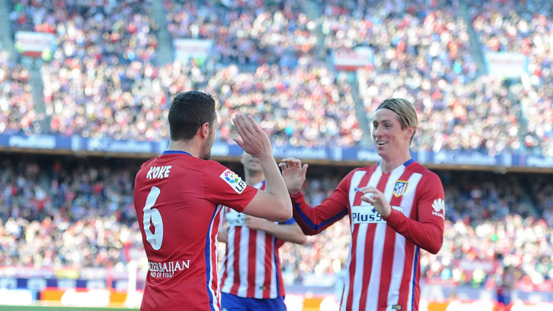 Koke y Torres celebran un gol en el Calderón ante el Granada