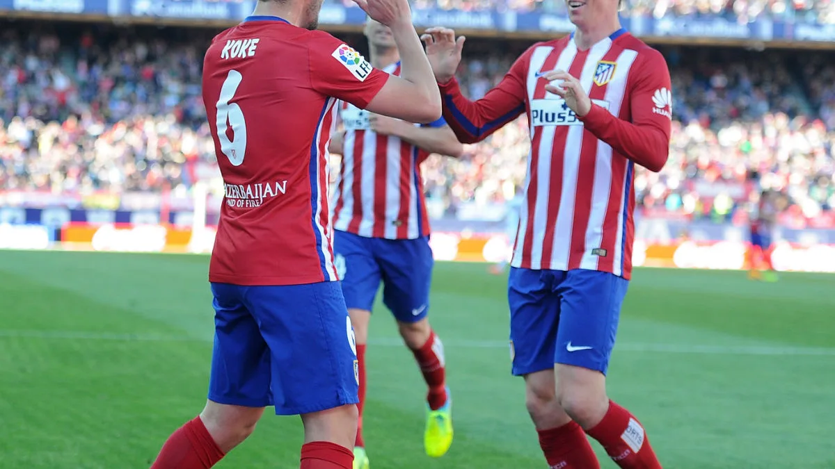 Koke y Torres celebran un gol en el Calder&oacute;n ante el Granada