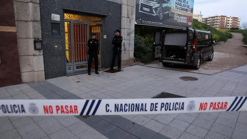 Agentes de Policía en el domicilio de la víctima