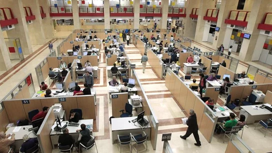 Funcionarios en una administración pública Funcionarios en una administración pública