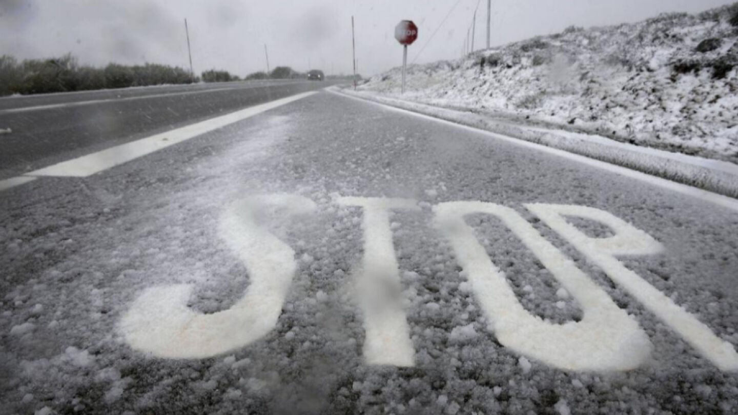 Una se&ntilde;alizaci&oacute;n de STOP cubierta por la nieve