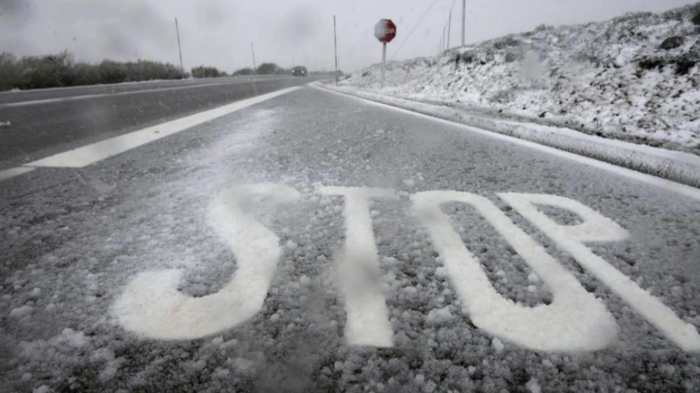 Una señalización de STOP cubierta por la nieve Una señalización de STOP cubierta por la nieve