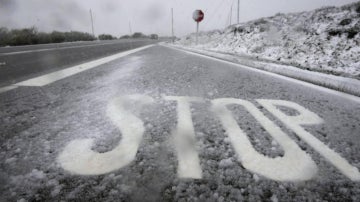 Una señalización de STOP cubierta por la nieve