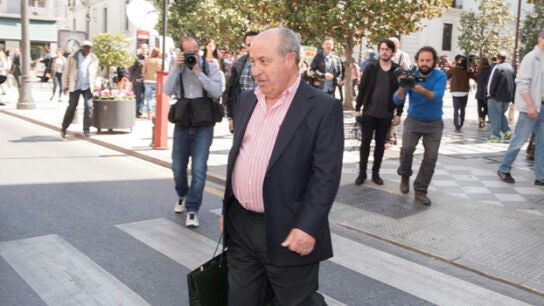 Torres Hurtado sale del Ayuntamiento de Granada