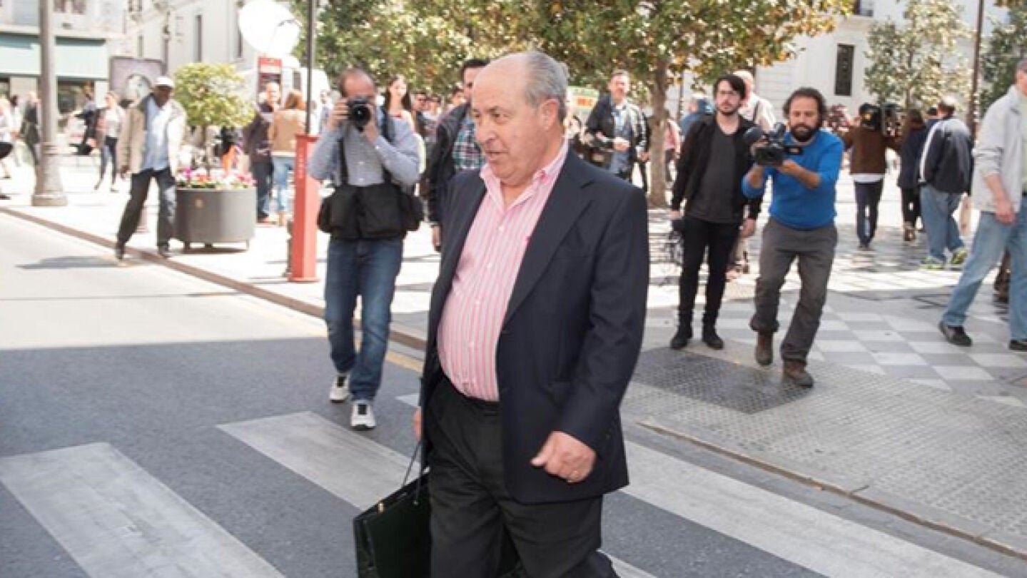 Torres Hurtado sale del Ayuntamiento de Granada