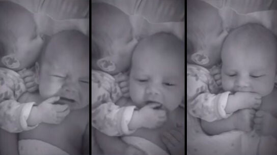 La ni&ntilde;a y su hermano mellizo acostado en su cuna