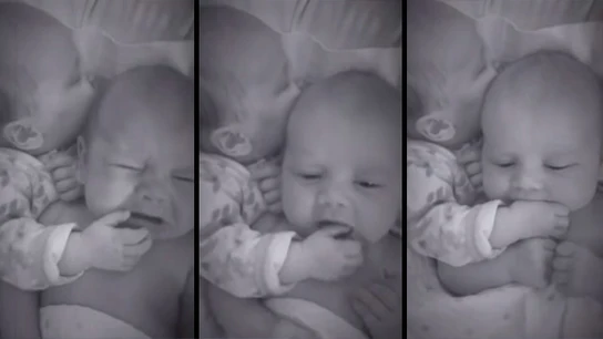 La niña y su hermano mellizo acostado en su cuna La niña y su hermano mellizo acostado en su cuna