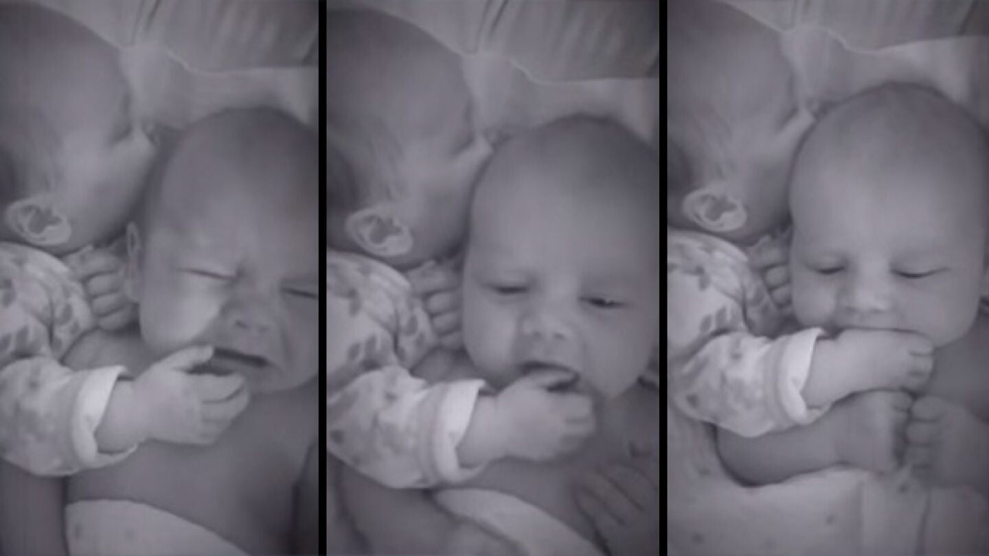 La ni&ntilde;a y su hermano mellizo acostado en su cuna