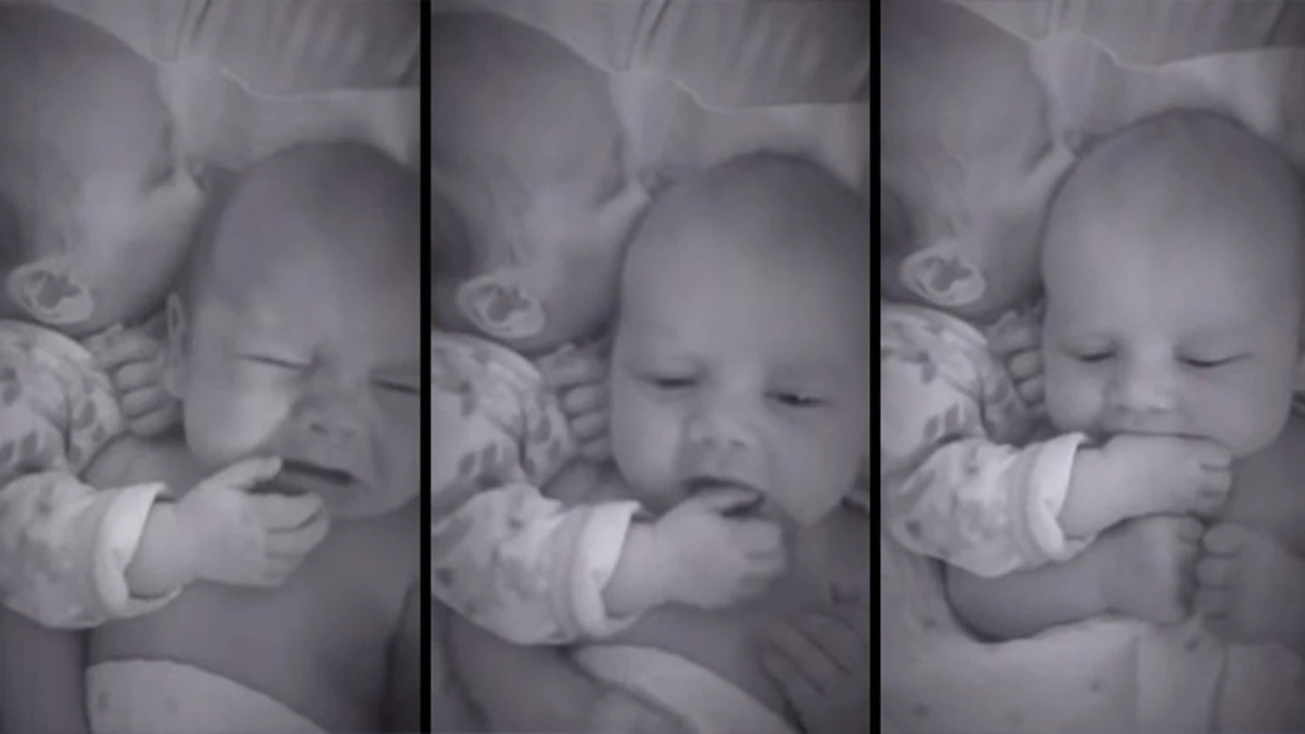 La niña y su hermano mellizo acostado en su cuna La niña y su hermano mellizo acostado en su cuna