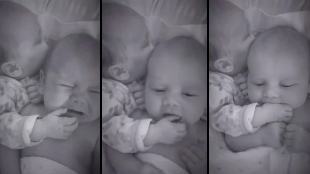 La ni&ntilde;a y su hermano mellizo acostado en su cuna