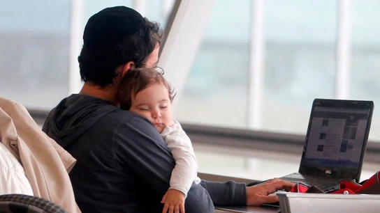 Un padre cuida de su bebé Un padre cuida de su bebé