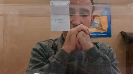 Un miembro de una mesa electoral observa los votos Elecciones