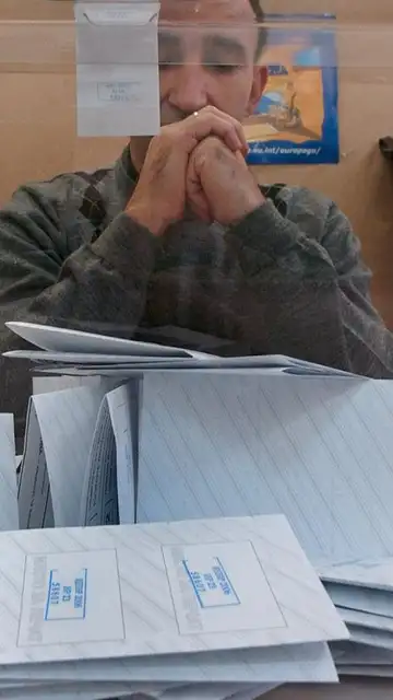 Un miembro de una mesa electoral observa los votos Elecciones