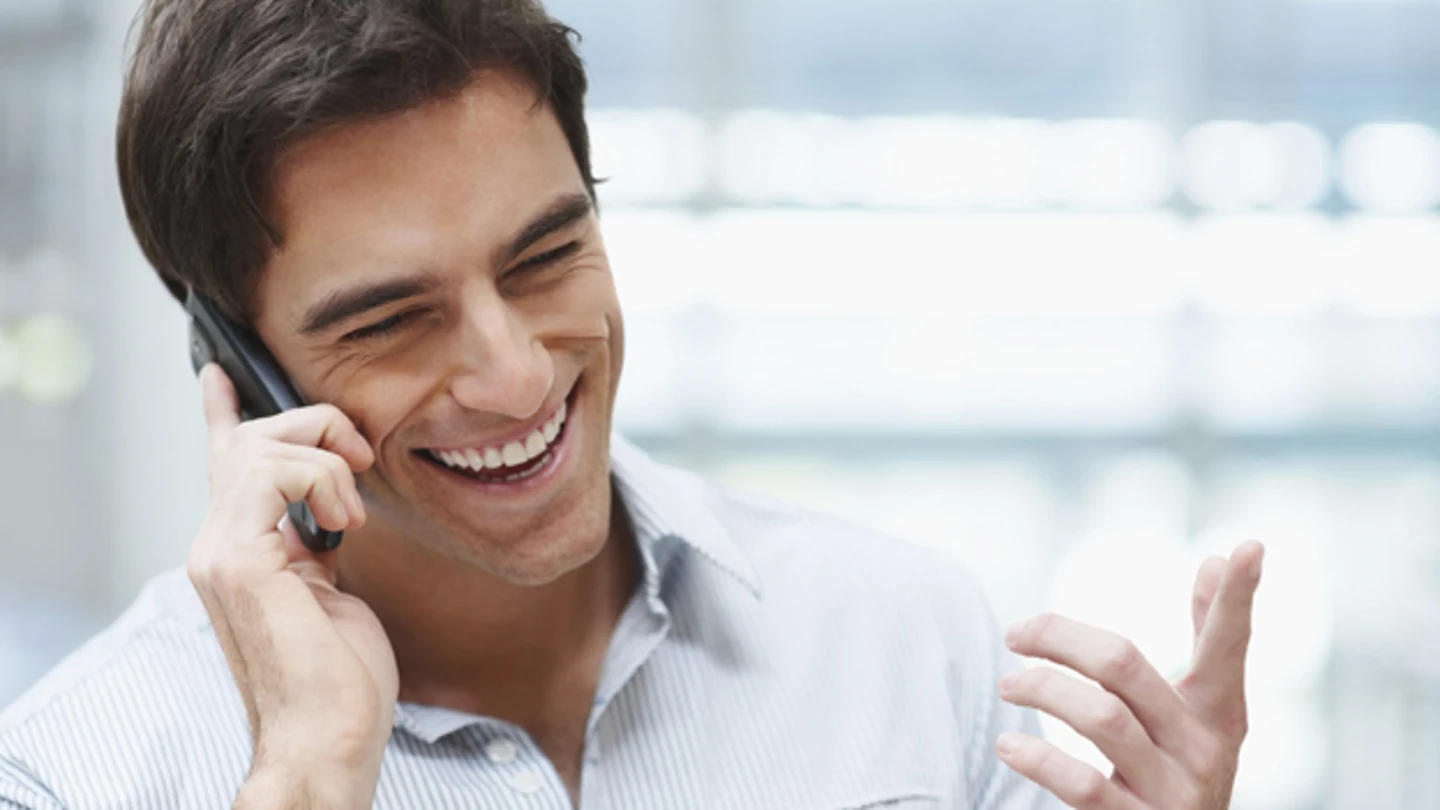 Imagen de un hombre hablando por telefóno Imagen de un hombre hablando por telefóno