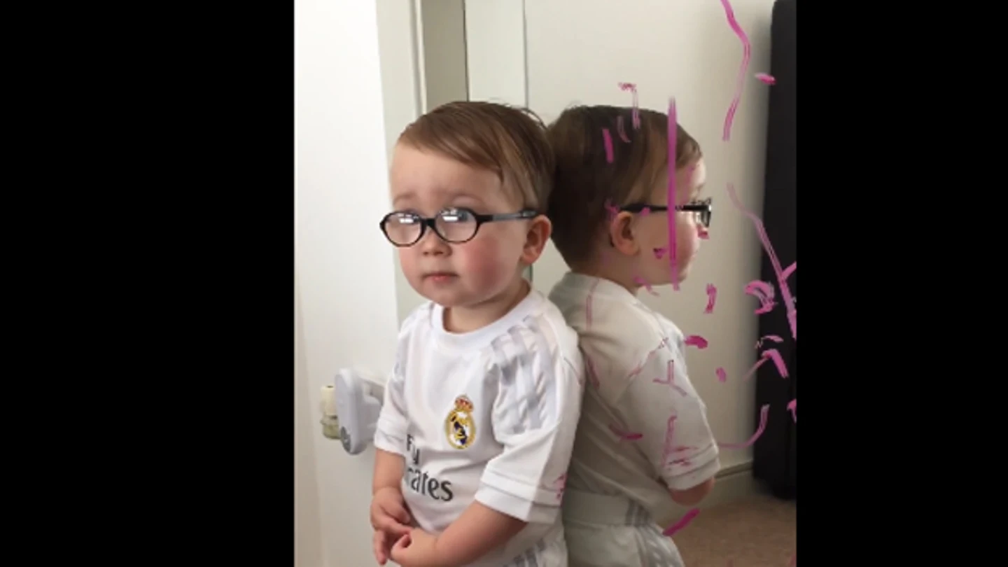 Niño que culpa de su pequeño destrozo a Batman Niño que culpa de su pequeño destrozo a Batman