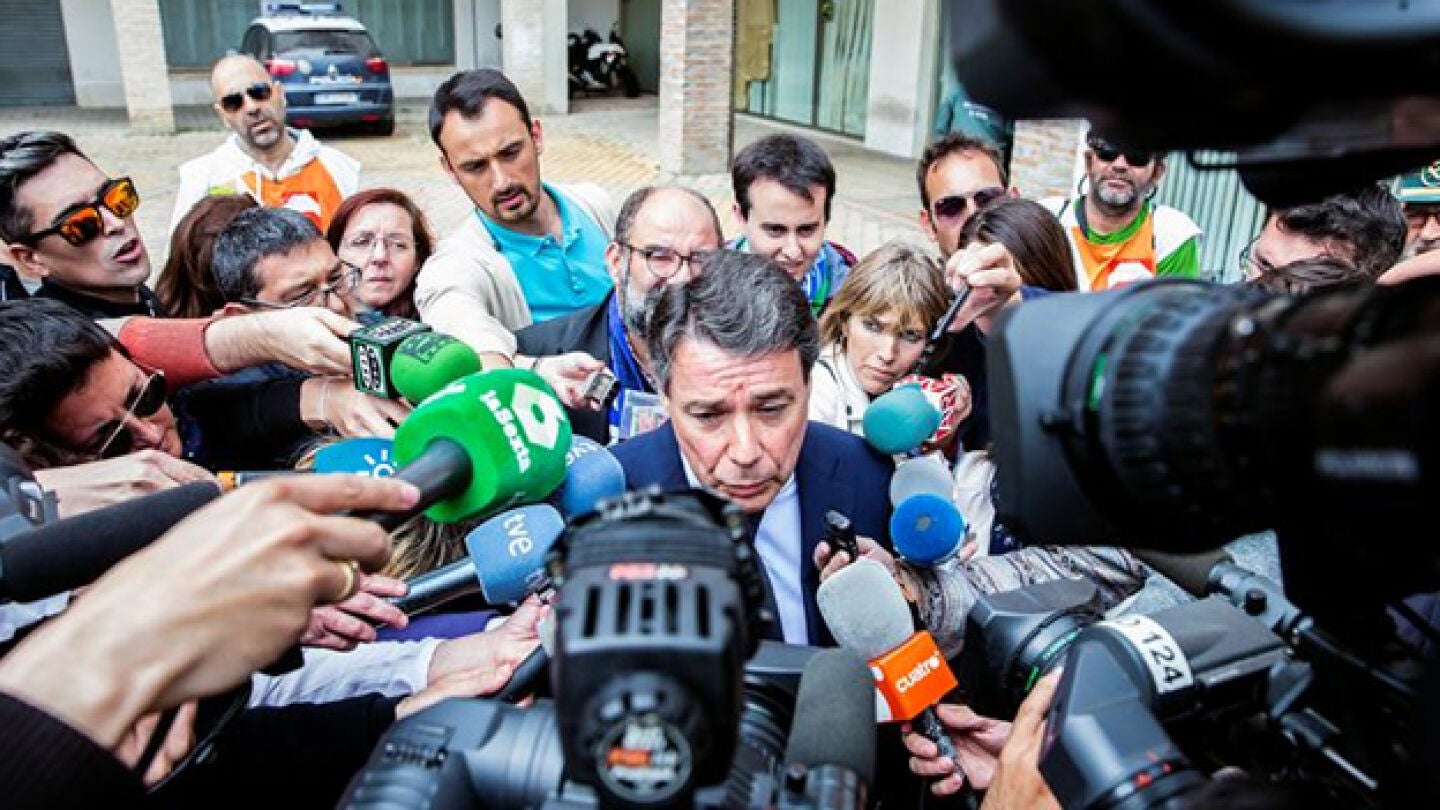 Ignacio Gonz&aacute;lez habla con los medios