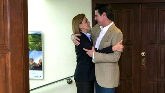 Jos&eacute; Manuel Soria y Mar&iacute;a Dolores de Cospedal se abrazan