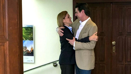 José Manuel Soria y María Dolores de Cospedal se abrazan José Manuel Soria y María Dolores de Cospedal se abrazan